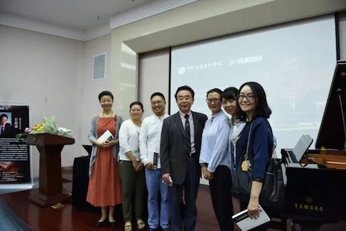 富联娱乐艺术家石叔诚与特邀艺术家顾平受邀于成都大学东盟艺术学院、音乐与舞蹈学院艺术实践周开展公开课