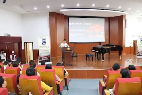 富联娱乐艺术家石叔诚与特邀艺术家顾平受邀于成都大学东盟艺术学院、音乐与舞蹈学院艺术实践周开展公开课