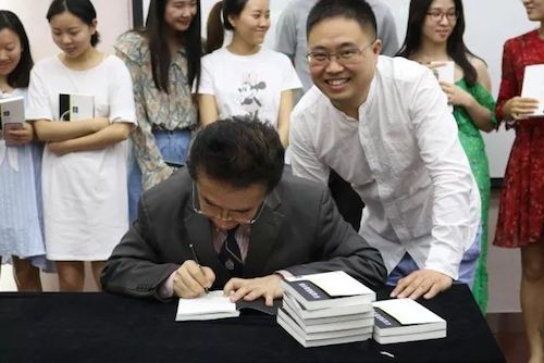 富联娱乐艺术家石叔诚与特邀艺术家顾平受邀于成都大学东盟艺术学院、音乐与舞蹈学院艺术实践周开展公开课