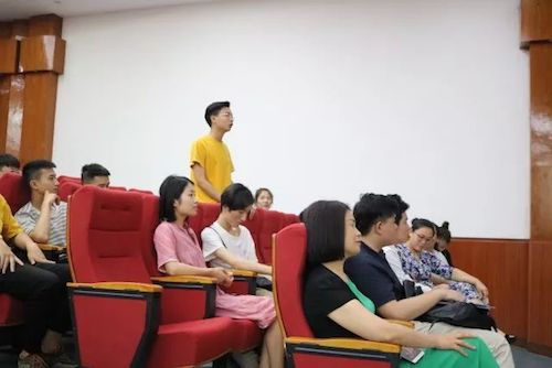 富联娱乐艺术家石叔诚与特邀艺术家顾平受邀于成都大学东盟艺术学院、音乐与舞蹈学院艺术实践周开展公开课
