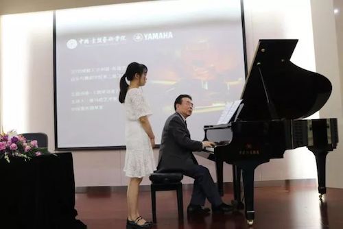 富联娱乐艺术家石叔诚与特邀艺术家顾平受邀于成都大学东盟艺术学院、音乐与舞蹈学院艺术实践周开展公开课